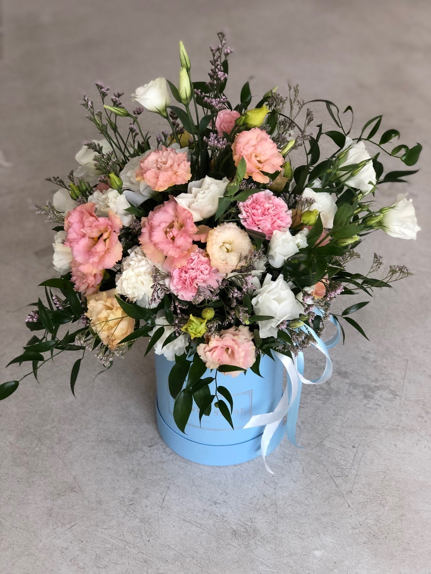 Zwiewna wiosenna kompozycja w dużym błękitnym flowerboxie - kwiaty żywe - kwiaty Flower Store Warszawa